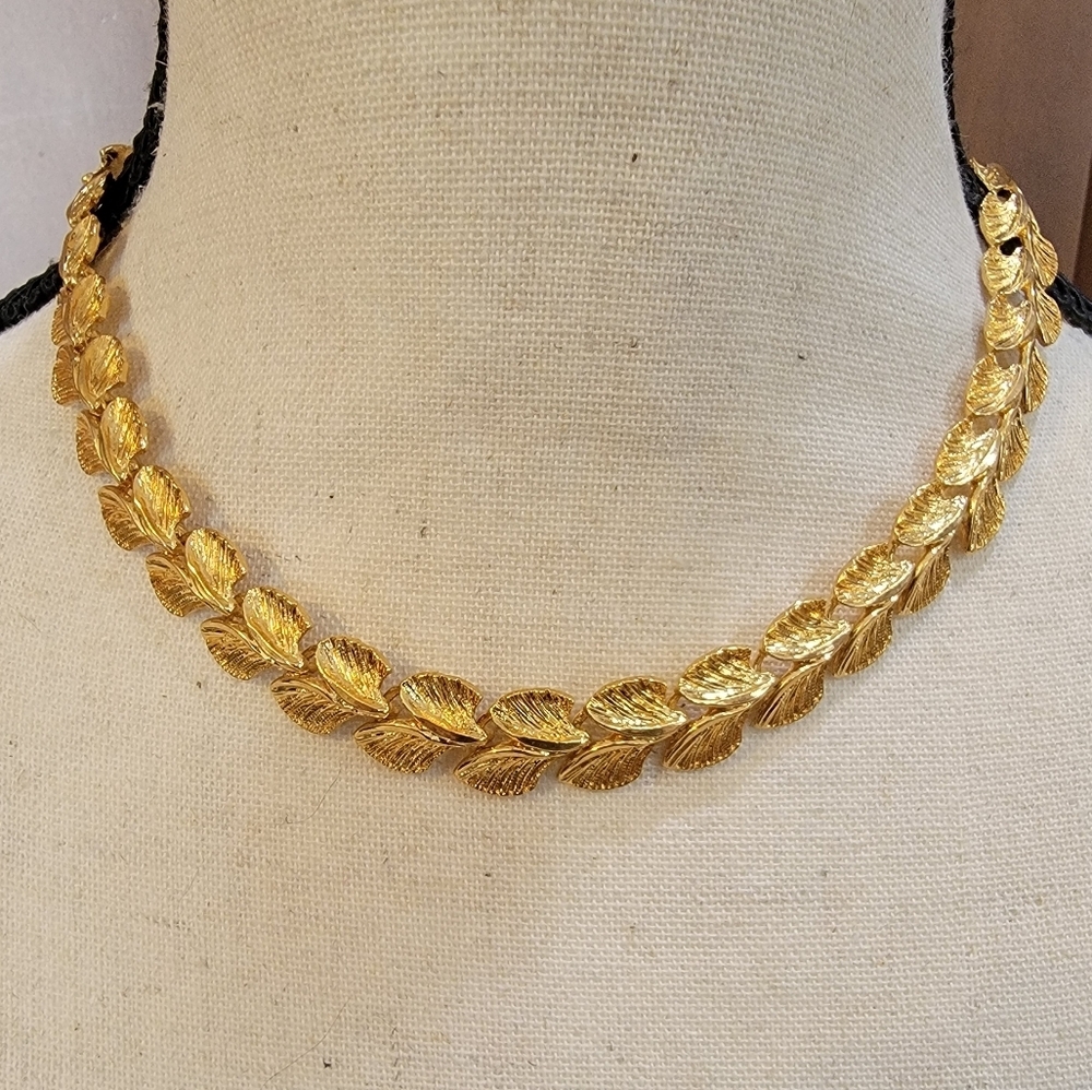 Vintage Gold Tone Textured Leaf Necklace Articulated Collar Statement
